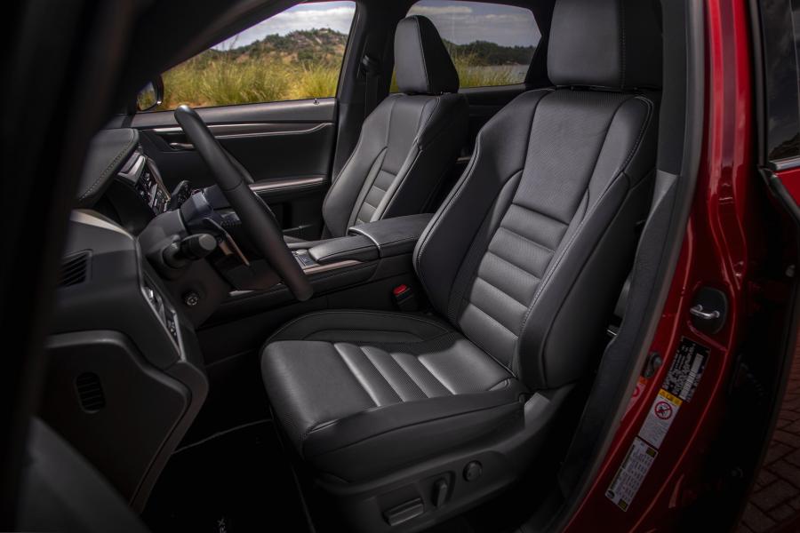 Интерьер Lexus RX350 F-Sport 2019 года  (NA) (фото 18 из 38)